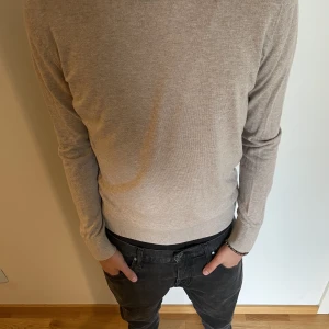 Beige cashmire tröja - Denna beige kashmir/merino tröja är i bra skick. Knappt använd. Pris kan diskuteras vid snabb affär!