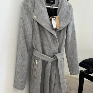 Yllekappa - Oanvänd ljusgrå Yllekappa i storlek: M från Vero Moda.