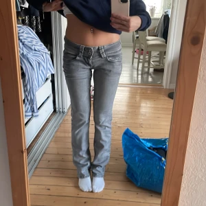 Grå pepe jeans - Jättefint skick då det endast har används under 2 ggr! Waist 26 skriv för frågor/mått❣️