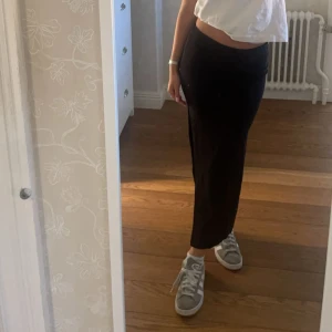 Svart långkjol med slits - Jätte snygg långkjol från bershka med slits. Säljer eftersom den är lite för liten. Skriv för fler frågor eller bilder💗