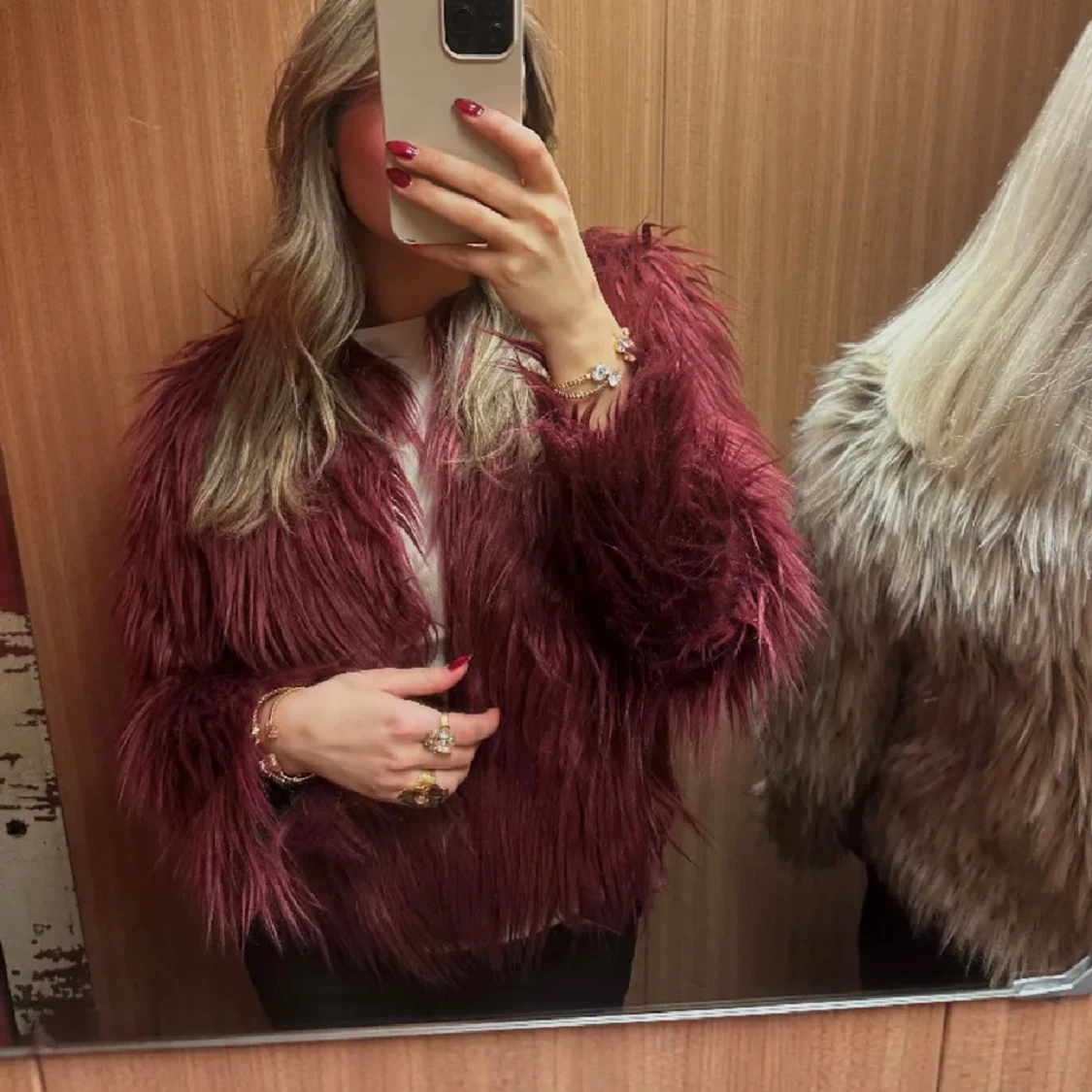 Vinröd pälsjacka