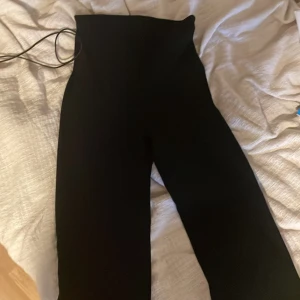 Kostymbyxor  - Jag säljer mina kostymbyxor då dem inte kommer till användning längre. Dem har andvänts 3/4 ggr typ💞 dem är ganska högmidjade. Dem är från nly one. Strlk S. Pris kan diskuteras 