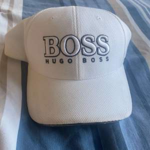 Väldigt fin och en gammal modell av Hugo boss kepsar En legendarisk keps om man säger så!!