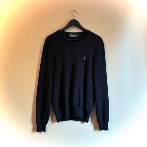 Ralph Lauren (S) - Fin Ralph Lauren Crew neck i ull/Kashmir. Fint skick och inga fel. Använde aldrig tröjan så säljer vidare:)