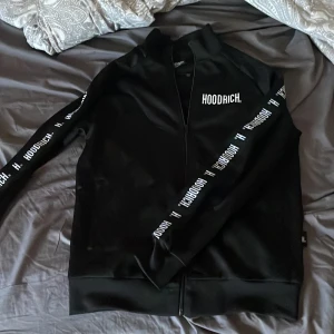 Hoodrich tjocktröja - Knappt använd, inte min stil riktigt, skriv för bilder eller prisförslag! Kan lösa nått riktigt fint pris vid köp av blåa och svarta😎