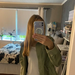 Grön Jeansjacka - Säljer denna trendiga gröna jeansjacka från H&M som är helt oanvänd! Den är i storlek 164 men passar som en XS🤗 Priset kan absolut diskuteras det är bara att skriva🔥