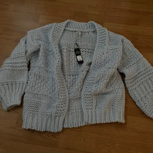 Stickad cardigan  - Jättefin kofta i världens finaste färg i stickat material. Helt ny och oanvänd 