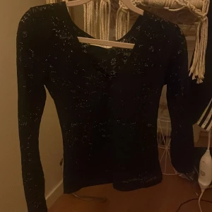 Svart tröja (Intresse koll) - Storlek xs, från Kappahl, mycket bra skick då endast använd 1 gång