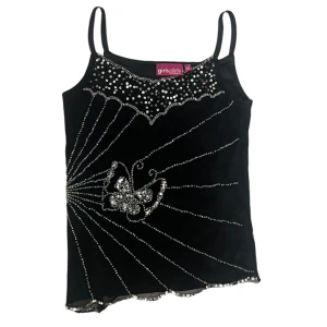 Svart linne med paljetter och fjärilsdesign - Snyggt svart linne med tunna axelband och en glittrig fjärilsdesign. Linnet är dekorerat med paljetter som ger en festlig känsla. Perfekt för en utekväll eller fest! Står storlek 134/140 men skulle mer säga att den är som en xxs-xs, kanske s💞
