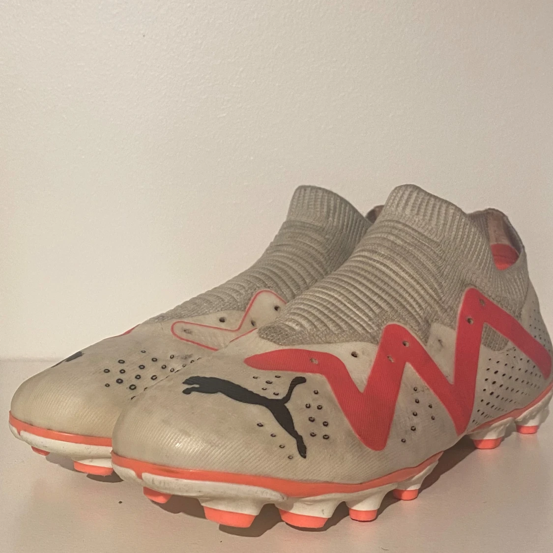 Puma future white and red storlek 38