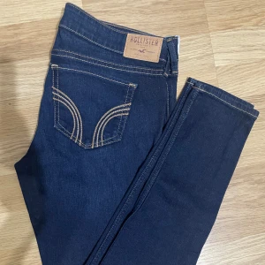Lågmidjade hollister Jeans - Helt nya med prislapp på. Storleken på jeansen är 28/31. Kan skicka fler bilder om det önskas. Finns i Eskilstuna!
