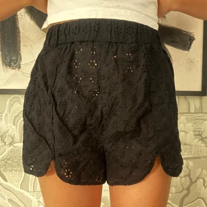 Shorts  - Så snygga shorts från zara som inte finns längre, bra skick 