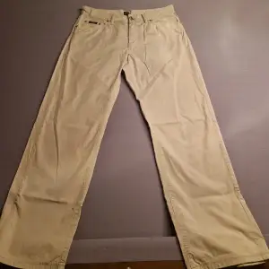 Chinos i nyskick från Hugo Boss i färgen beige. Storlek W34 L36( sitter som W32).