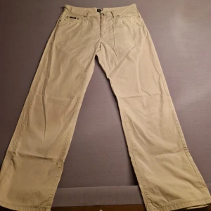 Hugo Boss Chinos Nyskick - Chinos i nyskick från Hugo Boss i färgen beige. Storlek W34 L36( sitter som W32).