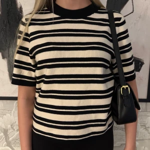 Så najs tröja  - Jätte skön och fin stickad T-shirt från vero Moda. Aldrig använd 