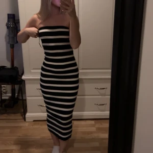 Tubeklänning  - Ribbad tube klänning från H&M🥰 i super bra skick och har också ett silikon band vid brösten så den inte glider ner! 
