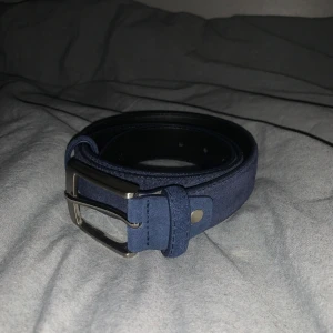 Mocka bälte  - Säljer detta riktigt fina mörkblåa mocka bälte det är helt nytt aldrig använt det är 115cm långt ! Pris går att diskutera ! 
