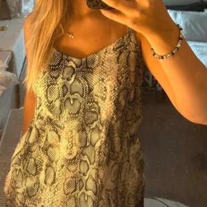 Orm linne - Coolt linne med orm tryck. 