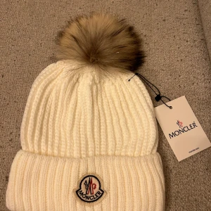 Moncler mössa - Säljer en helt ny oanvänd Moncler mössa  Nypris mellan 2000-3000 kr  Mitt pris: 799