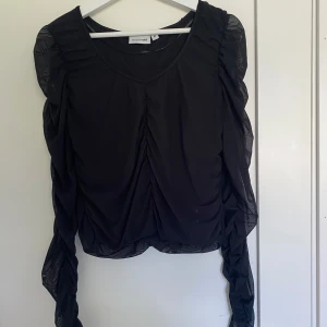 Fin tröja - Jättesnygga tröjan med detaljer vid armarna. Perfekt för utekvällar. Kommer ej till användning. Nypris 399kr