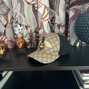 Gucci keps  - Gucci keps i väldigt bra skick. Storlek XXL som motsvarar 61 cm men går att ändra storlek där bak. Kepsen är inte mycket använd och är riktigt bekväm. Hör av er vid frågor, pris kan diskuteras!