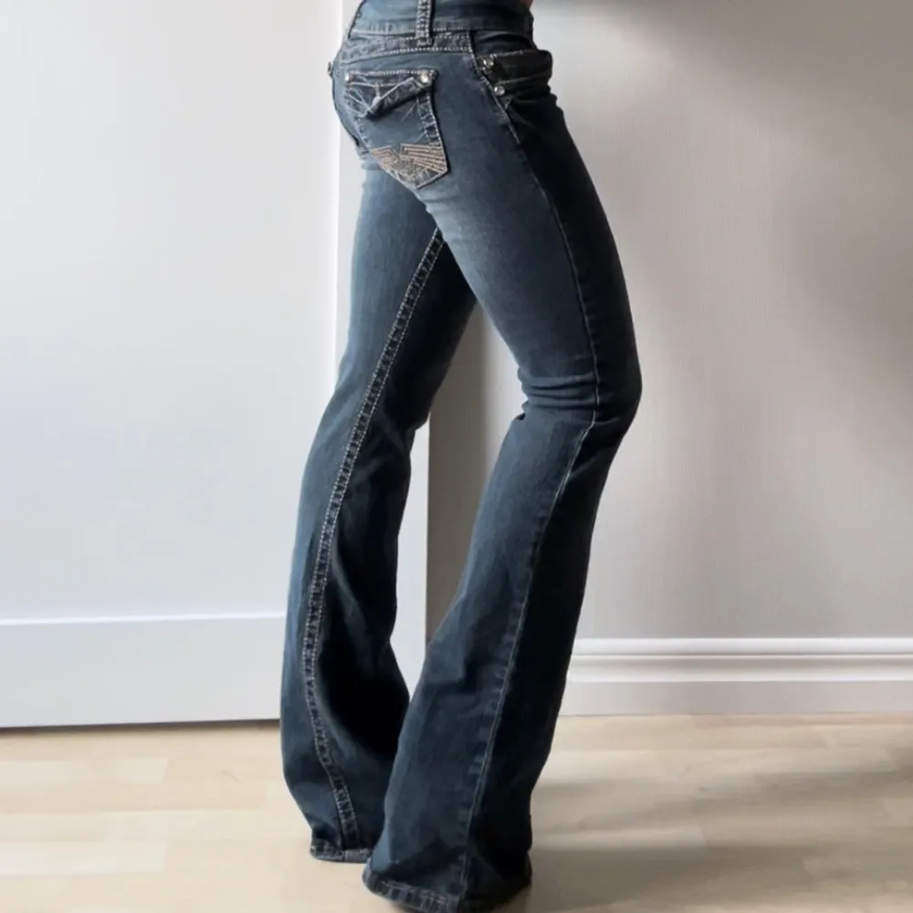 Midjemått tvärsöver 38cm Innerbenslängd 83cm💞. Jeans & Byxor.