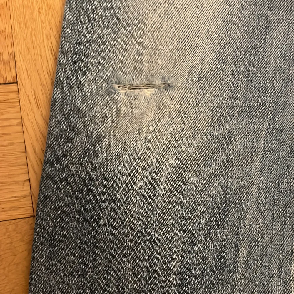 Nästan helt nya Acne jeans i skick 9/10 (10/10 om man tvättar de.) W26 L30. Passar någon som är ungefär 165. Ny pris runt 1000-1500 mitt pris 300.. Jeans & Byxor.