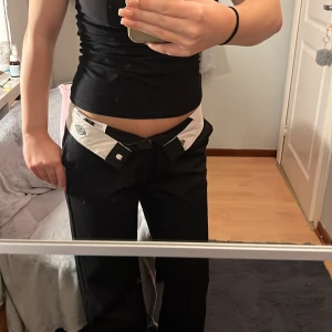 Dickies byxor - De har bara används 1-2 gånger. Köpta på junkyard i storlek W26/36/S, jag är 1,63cm lång och de passar mig bra i längden. 