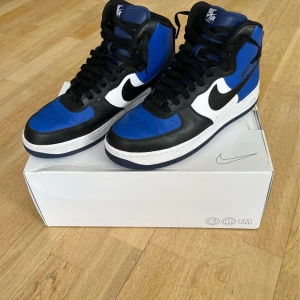 Nike Airforce 1 High Blue - Ett par pjucks i bästa skick, min son använde dom ca 2-3ggr i somras. 