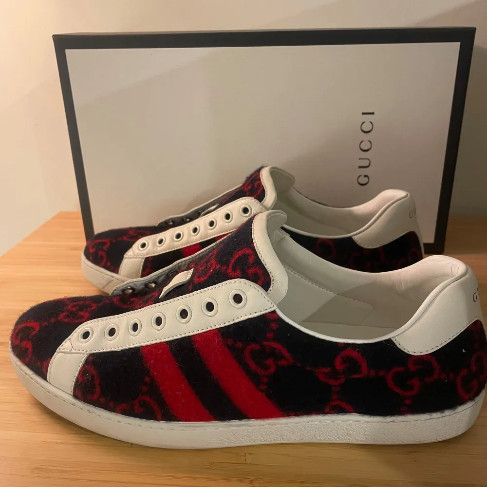 Ett par extremt sällsynta gucci ace ”wool” säljer pga för små för mig. Allt OG tillkommer. Skosnören finns givetvis. Nypris ca: 13000| vårt pris endast: 3199kr, STEAL🚨. Vid frågor ”kontakta”📩. Skor.