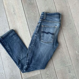 Nudie Jeans - Ett par fräscha nudie jeans som jag köpte för cirka 1600 men inte anänder längre. Pass formen är slim fit och modellen är grim tim i storleken w31 L32 priset är inte fast och gar att förhandla vid snabb affär. Skriv om du har frågor😇