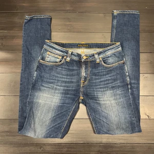 Nudie jeans  - Feta nudie jeans i str32/34 och sitter bra om man är runt 185. Modellen heter slim jill så är slim fit. Skriv om du har några funderingar😁