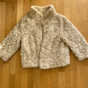 Trekvartsärm pälsjacka  - Perfekt jacka till hösten, med trekvartsärm💕