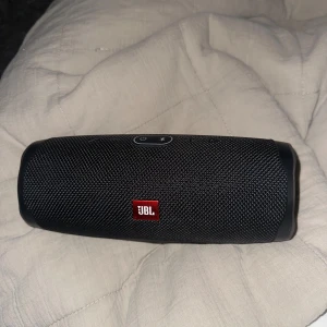 JBL charge 4 - Skick 10/10 Pris kan diskuteras Riktig Nypris 1500 Nästan helt oanvänd 