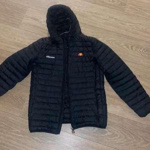 ellesse jacka svart  - Säljer denna svarta dunjacka från ellesse svarta jacka använd tre gånger så jätte bra sick inget fel på den bara aldrig gått till användning den är som helt ny och jätte skön 