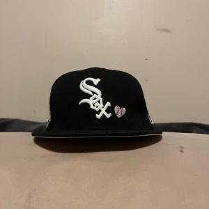 New Era Chicago red Sox Fitted keps - Kepsen är i bra skick och priset kan diskuteras 