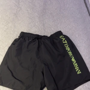 Ea7 badshorts - Säljer för de är för små men de är helt nya använt 2 gånger