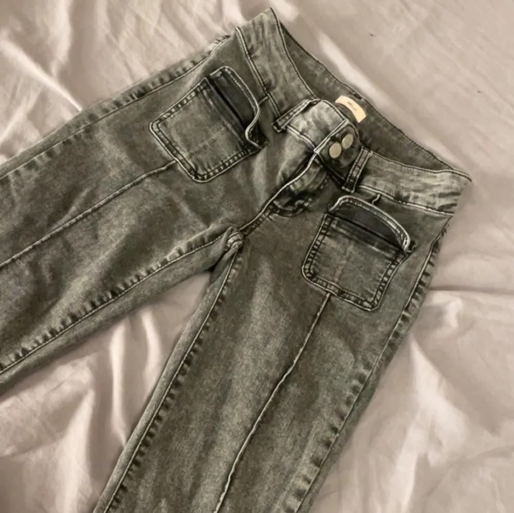 Nästan aldrig använt. Super snygga gråa jeans. Dom är lågmidjade och sitter som en smäck😍ordinarie pris 700kr. Jag är 167 och de går hela vägen ner!. Jeans & Byxor.