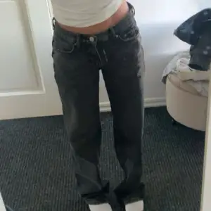 Säljer mina svarta low waist jeans från Gina Tricot i storlek 32 då de inte kommer till användning! De är som nya och har inga skador alls, endast använda ett par gånger💕jag är 158!Nypris 499 kr💕pris kan diskuteras vid snabb köp!