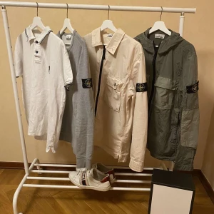 beige stone island jacka - Snygg o skön stone island jacka. Toppen skick, endast några mindre fläckar men syns knappt. Perfekt till hösten. Storlek M men passar även L. Priset kan diskuteras, bara skicka ett meddelande :)