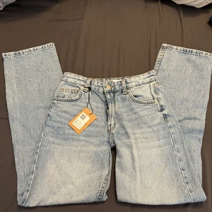 Bershka jeans - Ett par ljusblåa jeans ifrån bershka! Nyligen köpta men passade inte mig💕  
