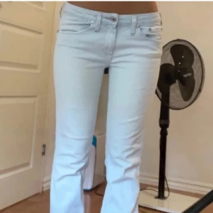 Ljusblå Lågmidjade bootcut - Säljer dessa superfina jeans från Pepe Jeans i storlek 28/32. Innerbenslängden är 74cm och midjemåttet ca 38cm. Bilderna är lånade då de tyvärr var för små för mig!