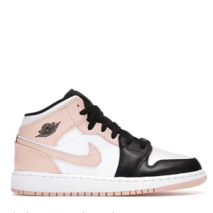 Jordan 1 mid  - Säljer nu mina jordans 1 mid ifrån soleplus. Använda ett antal gånger. Är i fint skick tyvärr har jag inte kartongen kvar 