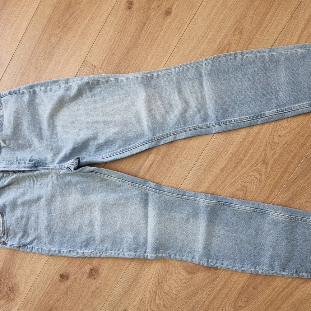 Säljer ett par ljusblå jeans från H&M i storlek EUR 46. De är i en klassisk stil med en bekväm passform. Perfekta för vardagsbruk och kan matchas med nästan vad som helst. Skicket är bra och de är redo för en ny ägare!. Jeans & Byxor.