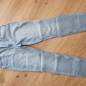 Ljusblå jeans från H&M - Säljer ett par ljusblå jeans från H&M i storlek EUR 46. De är i en klassisk stil med en bekväm passform. Perfekta för vardagsbruk och kan matchas med nästan vad som helst. Skicket är bra och de är redo för en ny ägare!