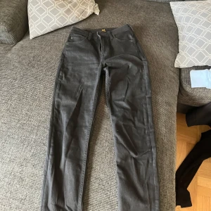 Tajta jeans Lee - Svarta tajta jeans från Lee, knappt använda, storlek S, hör av er om ni har frågor eller vill ha fler bilder!