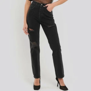 Jeans - Coola jeans med hål 💓 Från NA-KD och passar mig som har långa ben (180cm) 