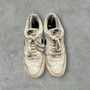 Nike court vision - Skor från Nike i modellen court vision. Storlek 40 och i använt skick. Skriv privat för mer detaljer!♻️