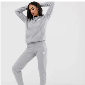 Nike sätt  - Jätte fin Nike hoodie och byxor as skönt o snyggt o ha nu till höst ,fläckfritt och har it använt så mycket 