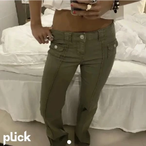 Jeans hm gröna  - Säljer mina Low waist bootcut jeans från Hm så fina!Pris diskuterbart 